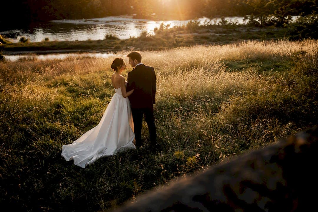 Couples' 10–15 Min Golden Hour for Light and Airy Wedding Photos