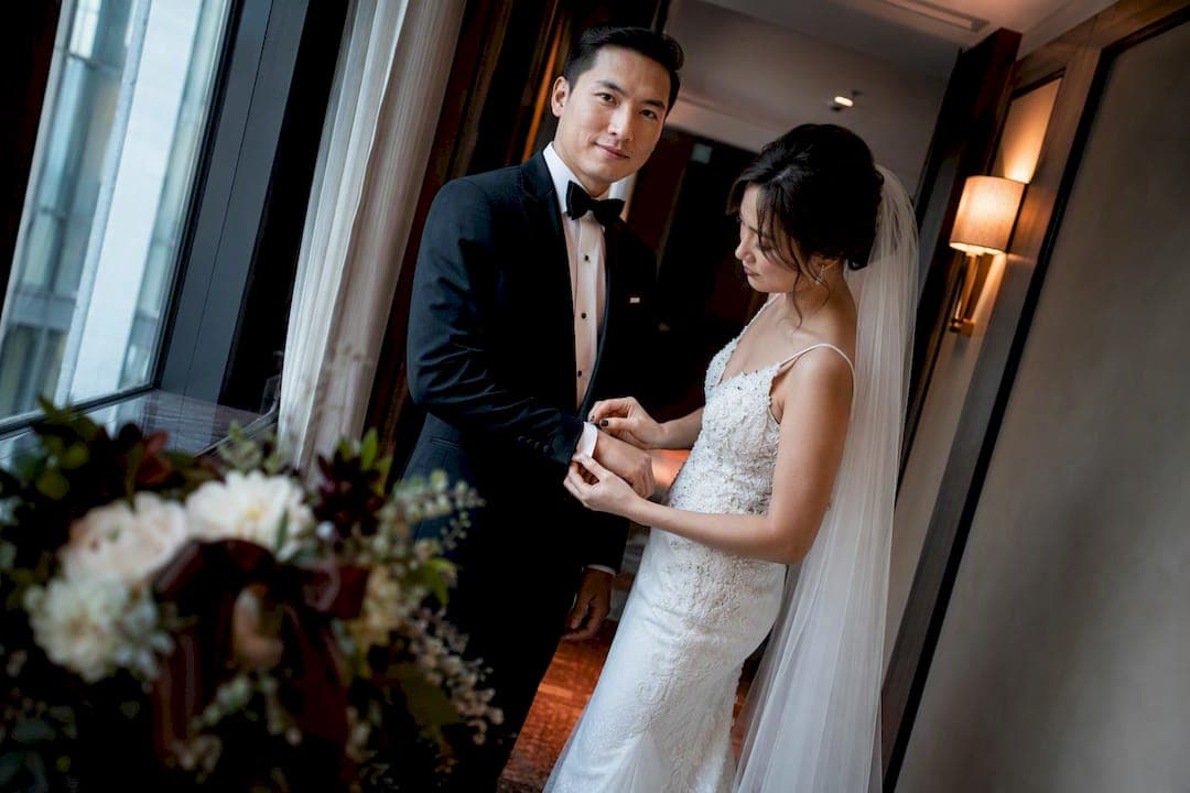 20 Indoor Wedding Photo Ideas That Look Cinematic, With Pro Shot List